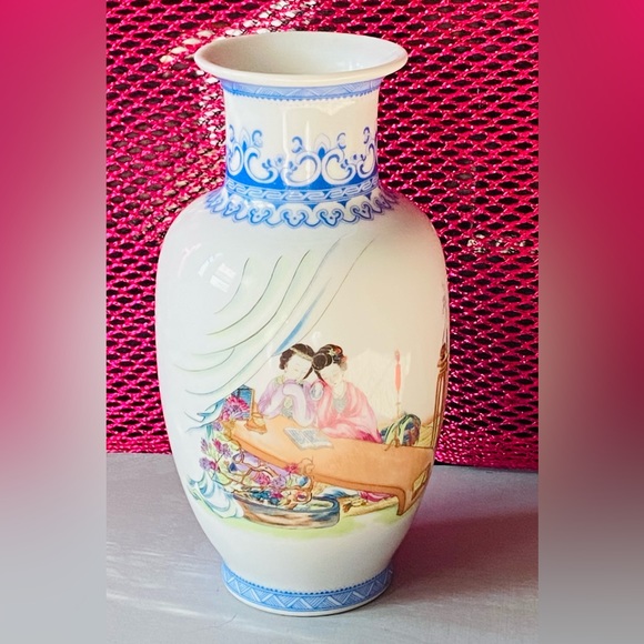 Elegant Vintage Vase- Delicate Hand Painted Art-Excellent Condition-From 1980’s? - Picture 1 of 16